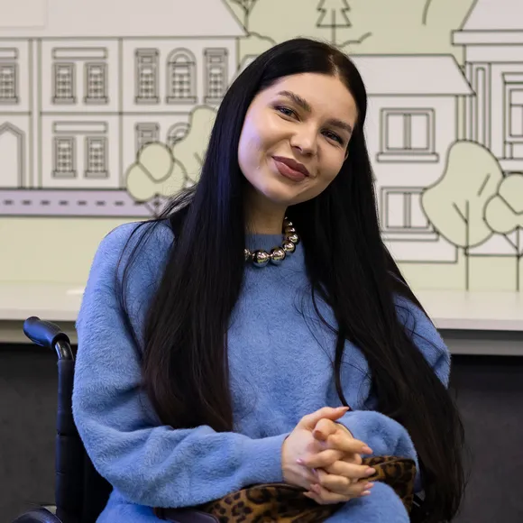 Алла Нурмагомедова организатор женского комьюнити HerStory, ведущая подкастов, спинально-мышечная атрофия, передвигается на коляске